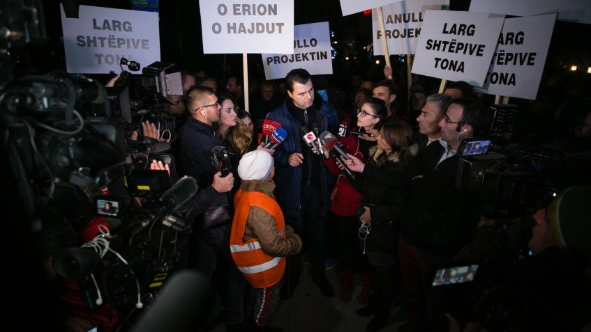 Protestat në të gjithë Shqipërinë janë pasojë e degjenerimit të qeverisjes.